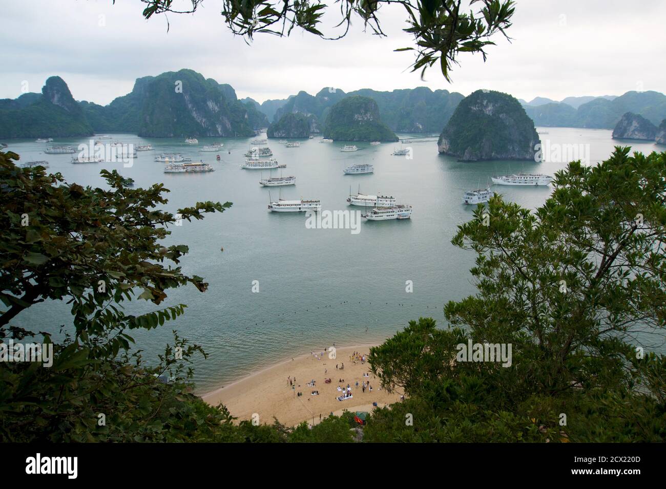 Blick von Dao Titop Insel, Halong Bucht, Vietnam. Ausflugsboote Stockfoto
