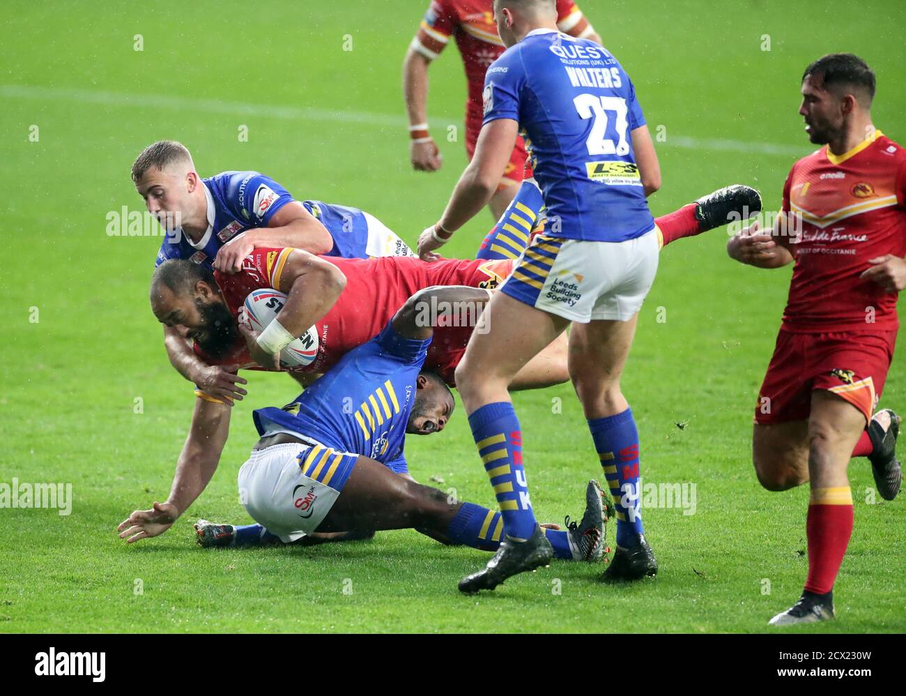 Sam Kasiano von Catalans Dragons wird von Jarrod O'Connor von Leeds Rhinos (oben links) während des Betfred Super League-Spiels im Emerald Headingley Stadium in Leeds angegangen. Stockfoto