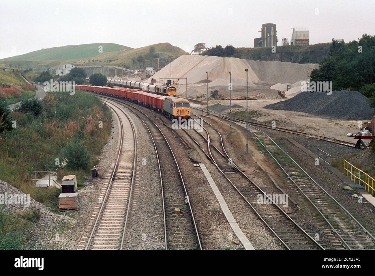 Peak Dale, Buxton, Großbritannien - 16. September 2020: Die Güterzüge auf Peak Dale Hof für Steinverkehr aus dem Steinbruch. Stockfoto