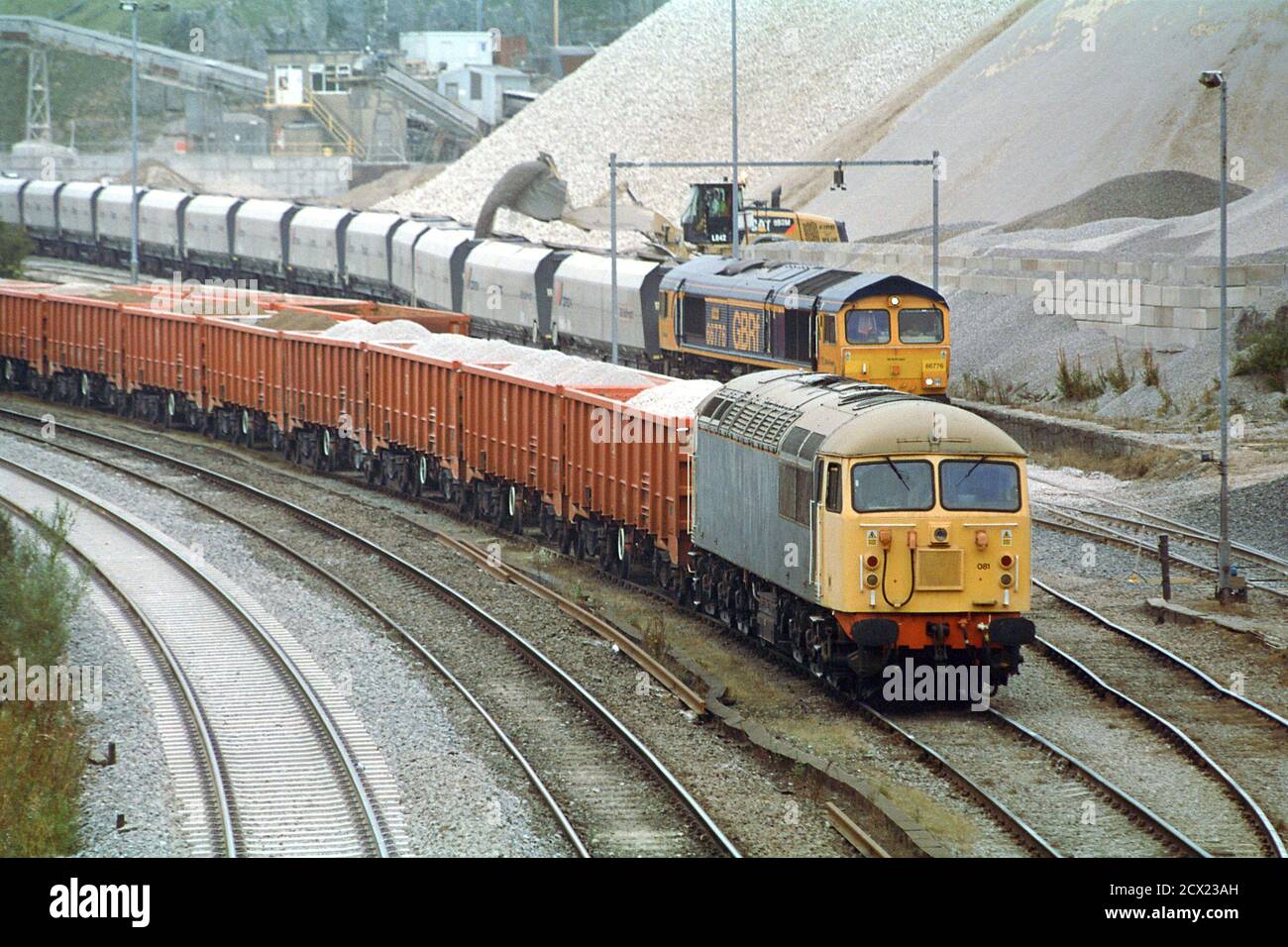 Peak Dale, Buxton, UK - 16. September 2020: Die Güterzüge mit den Diesellokomotiven auf dem Peak Dale Hof für den Steinverkehr aus dem Steinbruch. Stockfoto