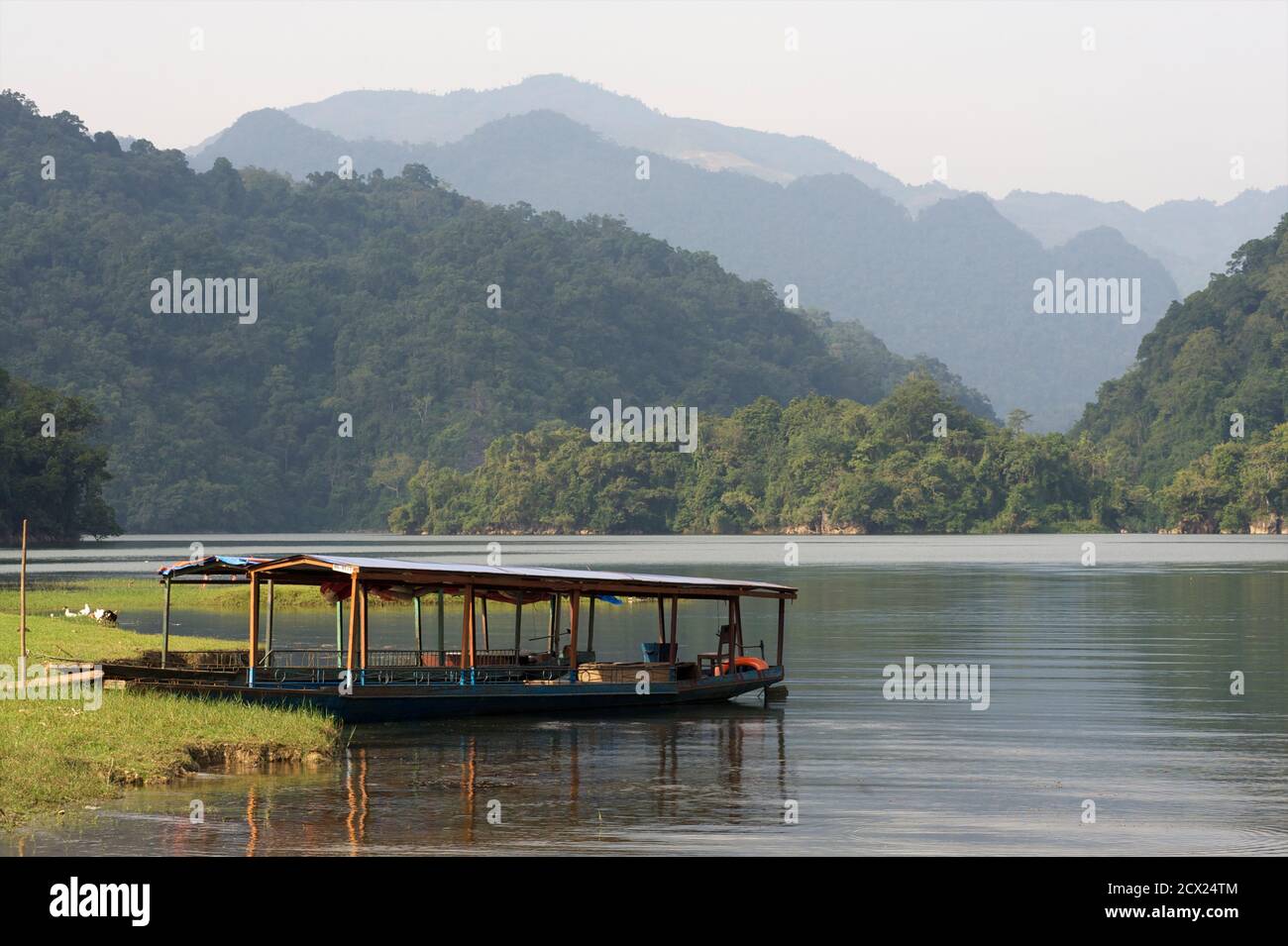 BA Be See ist der größte natürliche See in Vietnam. Lokale Passagierboot. Nordost-Vietnam Stockfoto