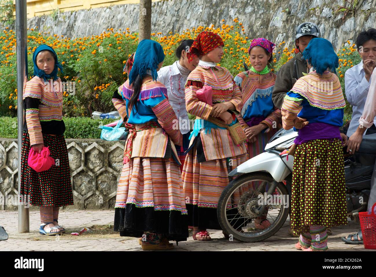 Flower Hmong Frauen reden auf der Straße, Bac Ha, Provinz Lao Cai, Vietnam Stockfoto