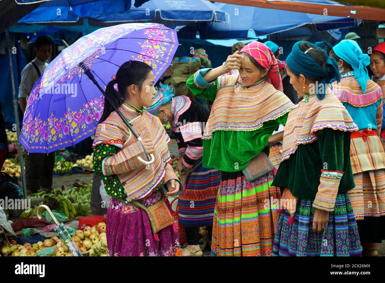 Blumenhändler auf dem Bac Ha Sonntagsmarkt. Lao Cai Provinz, Nordvietnam Stockfoto