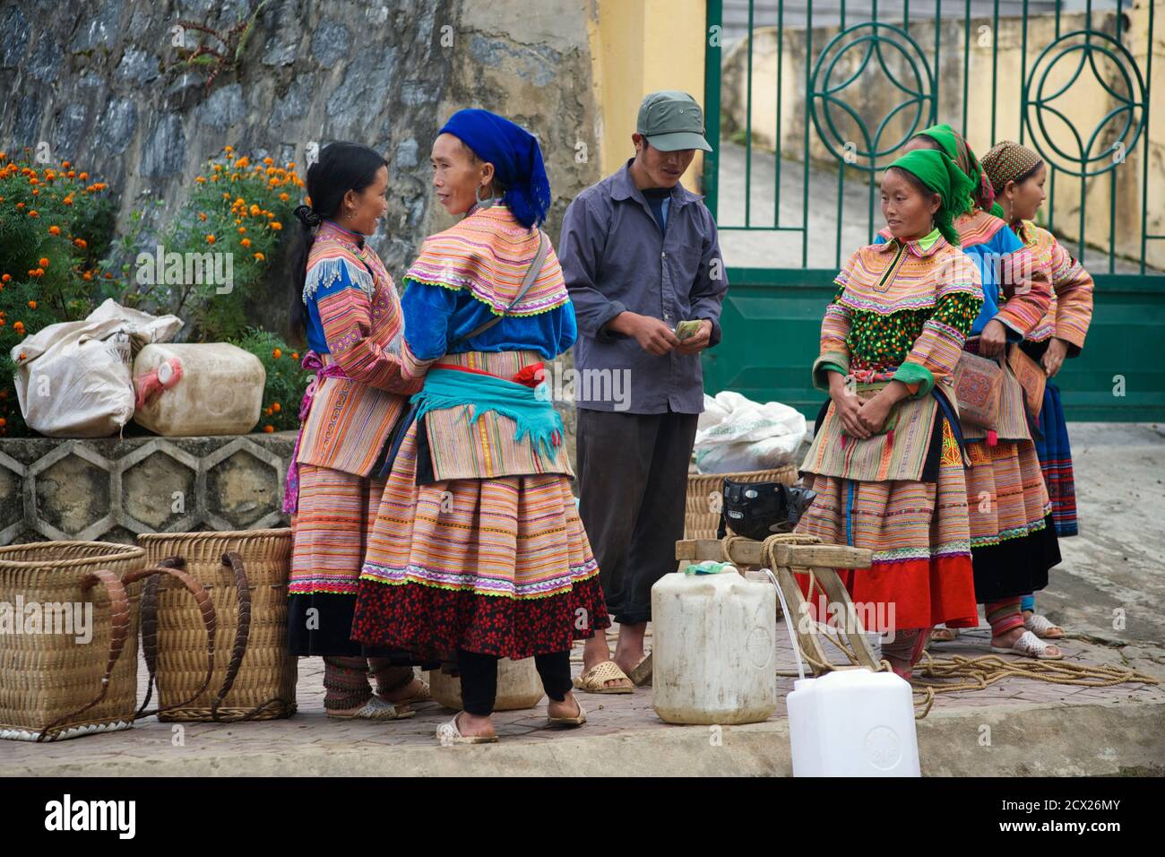 Blume Hmong Frauen, Bac Ha Sonntag Markt. Lao Cai Provinz, Nordvietnam Stockfoto