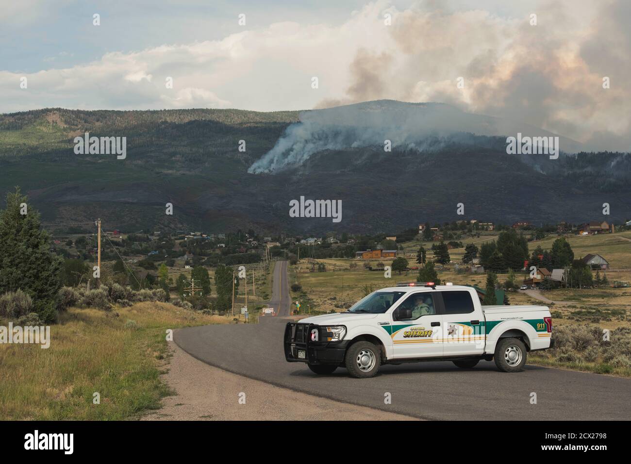 Sheriff Auto auf der Straße gegen den Berg Stockfoto