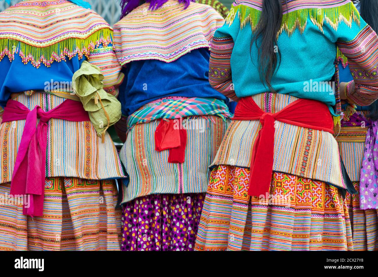 Detail der Flower Hmong Frauen und ihre markante tribal Kostüm.  Können Sie Cau Markt, N Vietnam Stockfoto