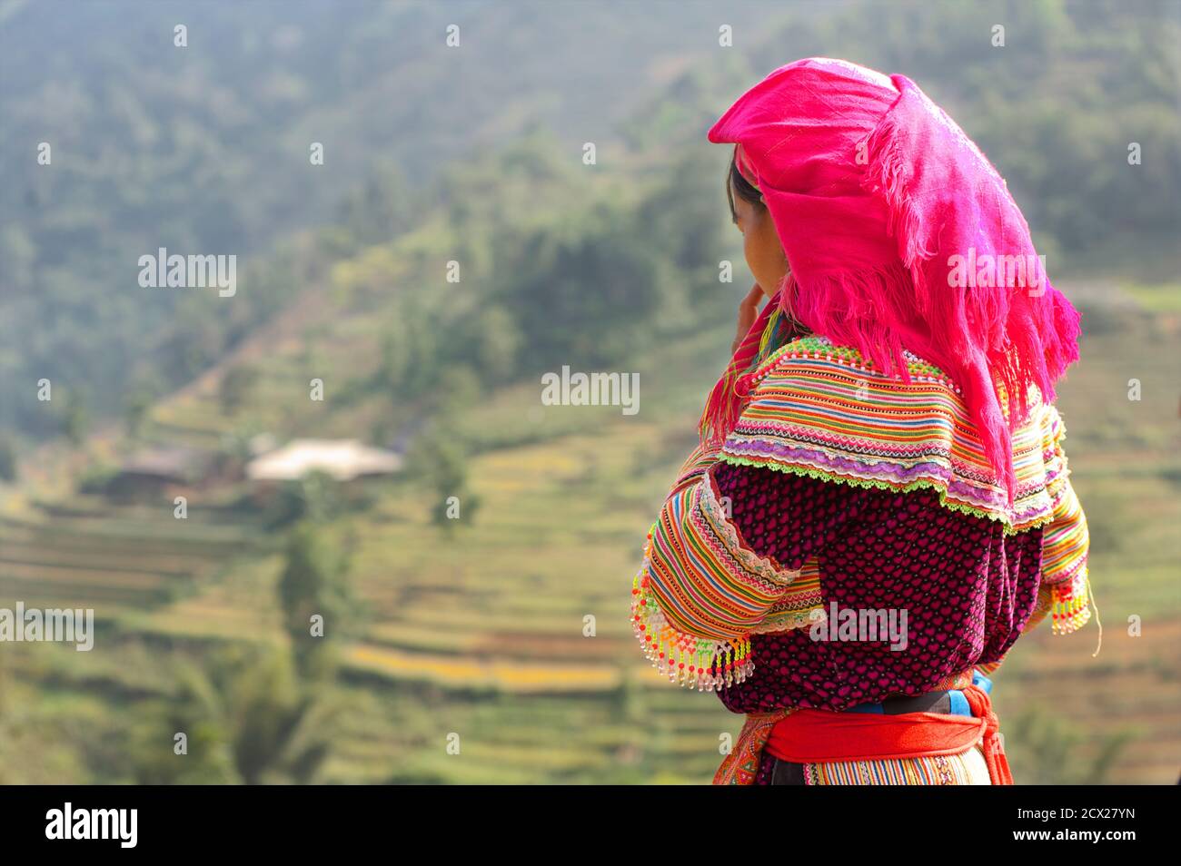 Hmong Frau an können Cau, in der Nähe von Bac Ha, Provinz Lao Cai, Vietnam Stockfoto