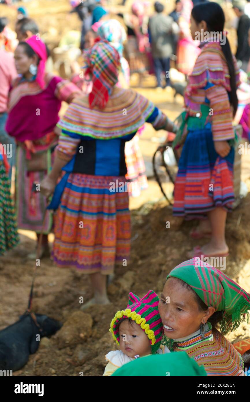 Hmong Dorfbewohner auf Can CAU Markt, in der Nähe von Bac Ha. Provinz Lao Cai, Vietnam Stockfoto