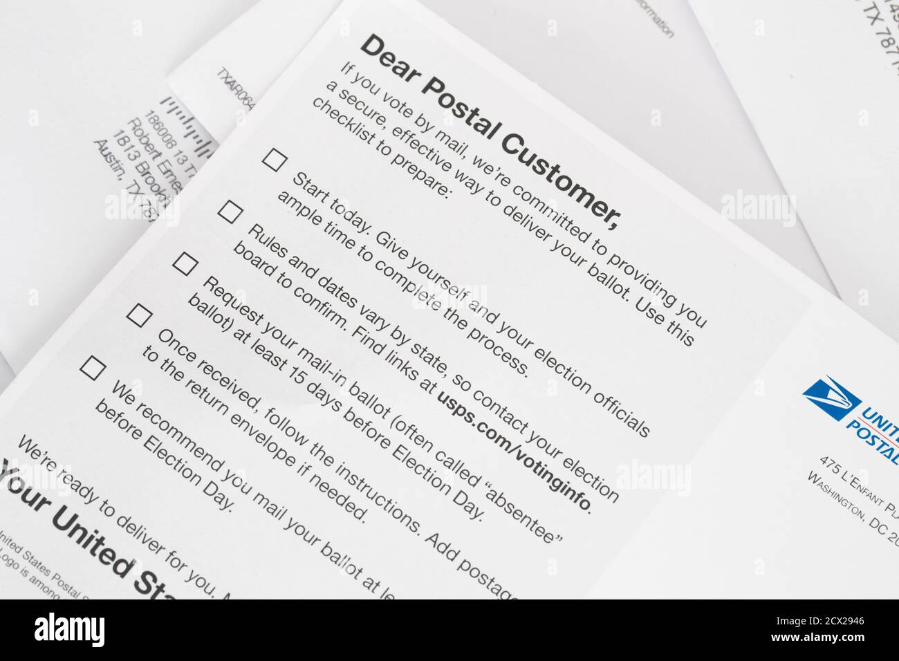 Austin, Texas, USA. September 2020. Ein Mailing der United States Postal Service (USPO), in dem Anweisungen für den Erwerb und die Rücksendung von Briefwahlabsagen für die Parlamentswahlen vom 3. November erläutert werden. Die USPO geriet unter Beschuss, als sie beschuldigt wurde, amerikanische Wähler irrezuführen, indem sie dieselbe Postkarte über Abwesenheitswahlentscheidungen an alle Amerikaner verschickten, trotz der Unterschiede zwischen der Art und Weise, wie die Staaten mit Abstimmungen umgehen. Quelle: Bob Daemmrich/ZUMA Wire/Alamy Live News Stockfoto