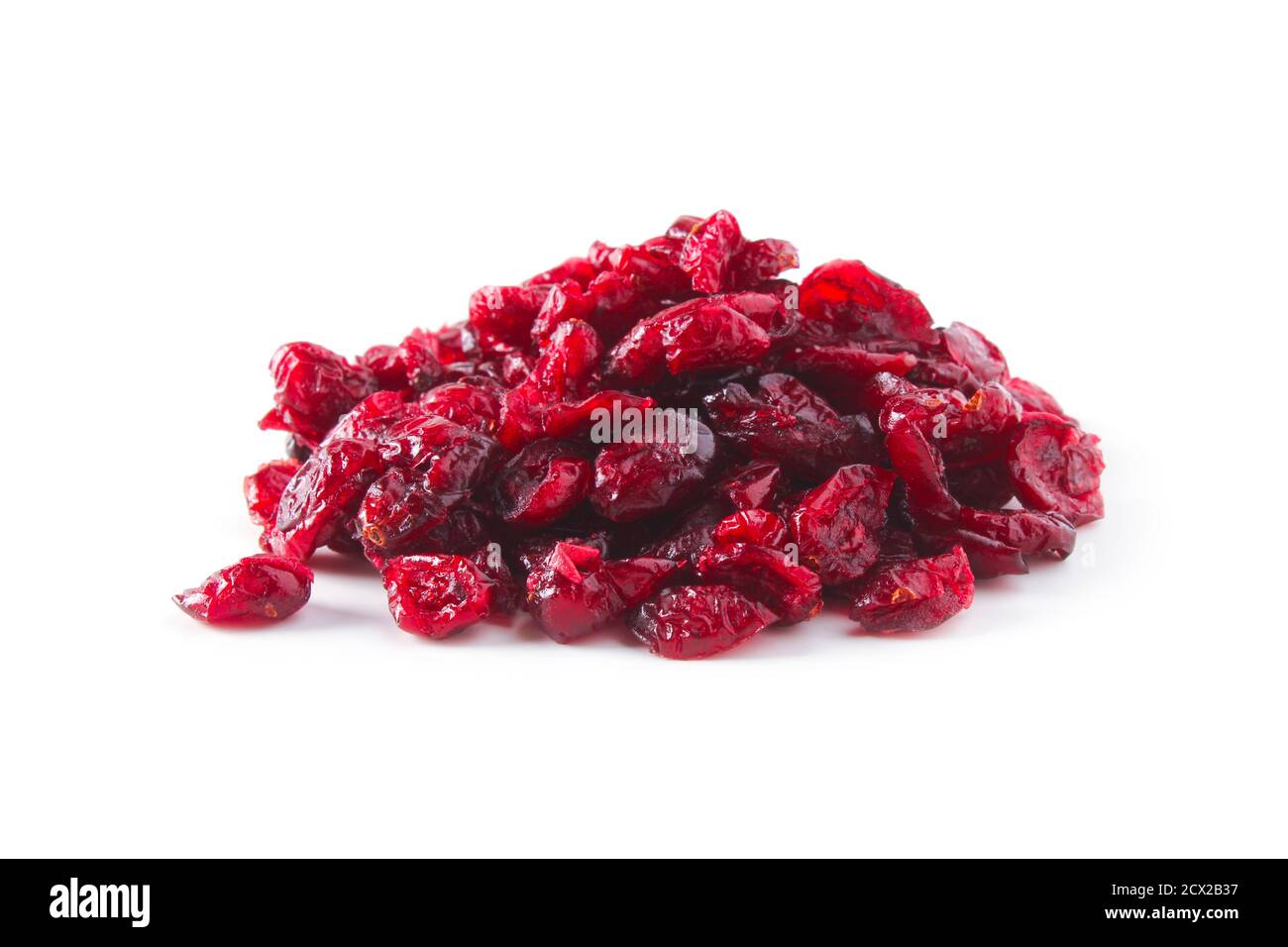 Handvoll getrocknete Preiselbeeren isoliert auf weißem Hintergrund Stockfoto