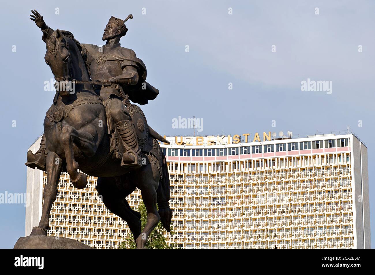 Statue von Amir Timur zu Pferd, Amir Timur Platz, Taschkent. Sowjetisch gebautes Hotel Usbekistan darüber hinaus Stockfoto
