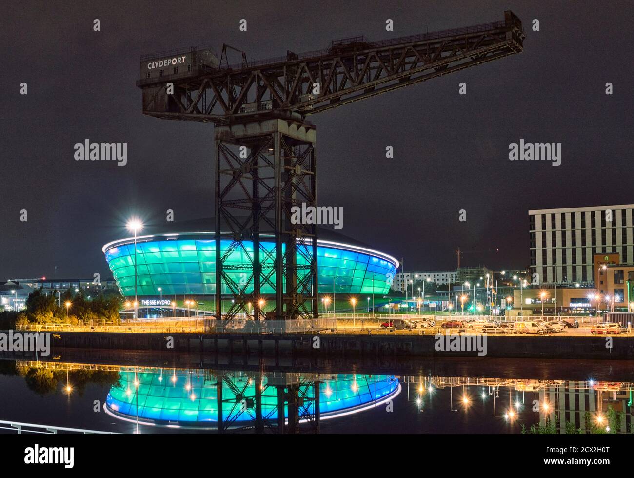 Die zeitgenössische moderne Architektur in Glasgow spiegelt sich im Fluss wider Clyde in einer klaren ruhigen Nacht Stockfoto