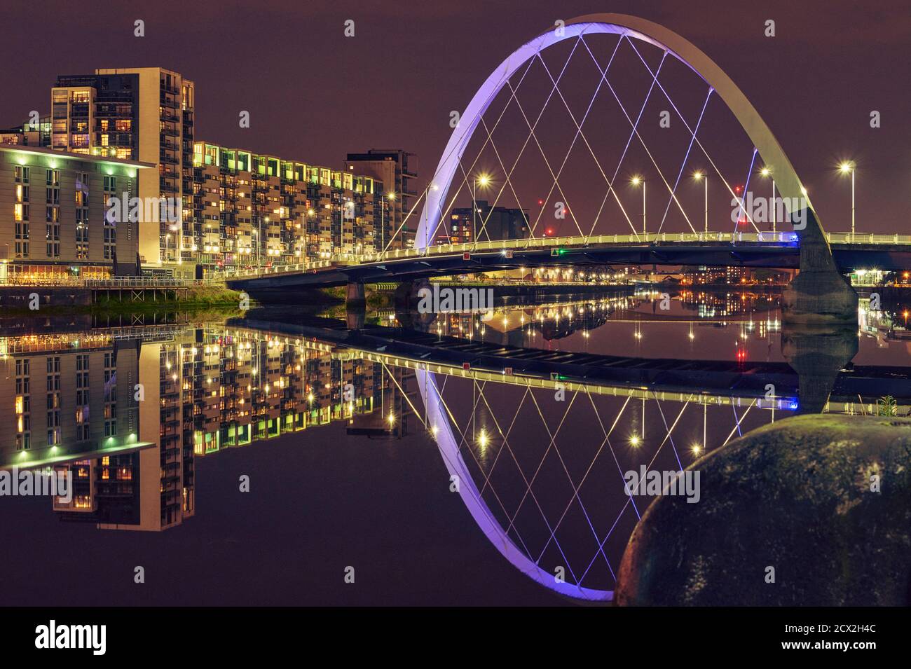 Die zeitgenössische moderne Architektur in Glasgow spiegelt sich im Fluss wider Clyde in einer klaren ruhigen Nacht Stockfoto