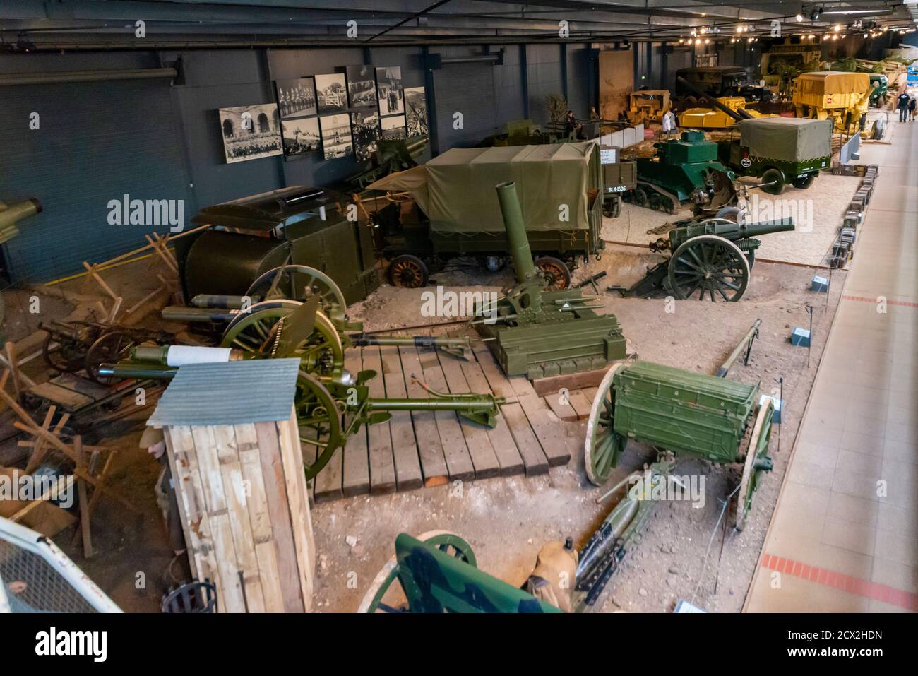 Land Warfare Hall im Imperial war Museum, Duxford, Cambridgeshire, Großbritannien. Waffen, Fahrzeuge und Panzer im Museumsgebäude Stockfoto