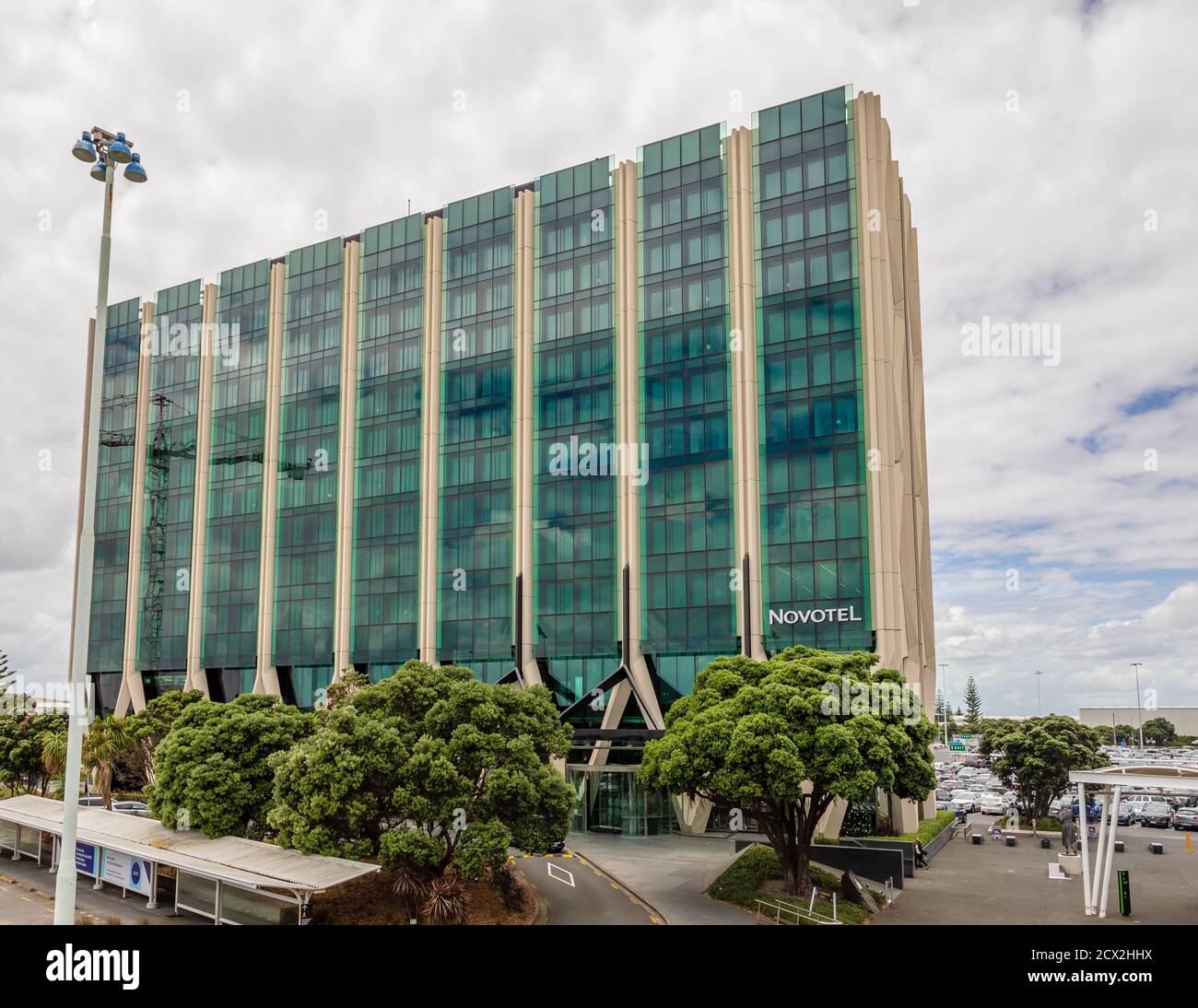 Auckland, Neuseeland: 12-stöckiges 'Novotel Auckland Airport', ein 4-Sterne-Hotel vor dem Terminal, entworfen von Warren und Mahoney Architects. Stockfoto