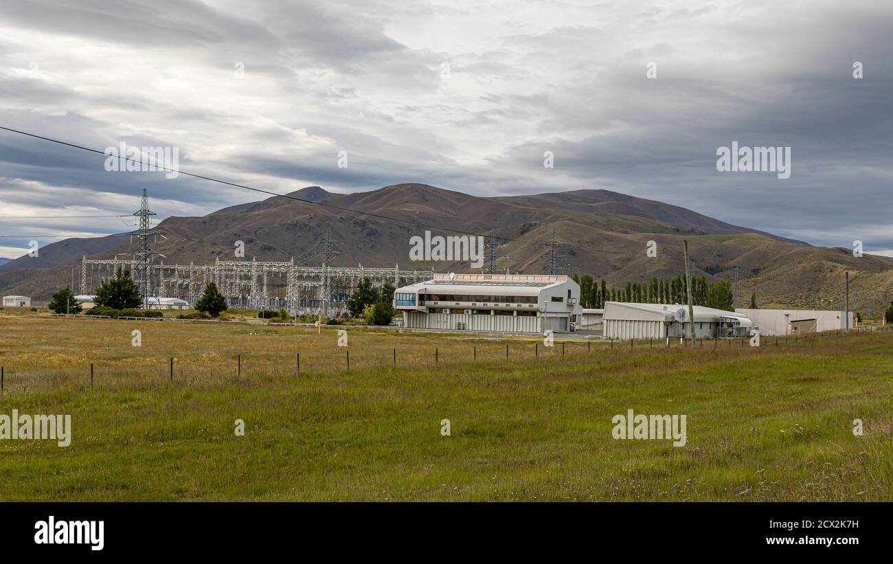 Omarama, Twizel, Neuseeland: Umspannwerk des Ohau-Kraftwerks am Ruataniwha-See, betrieben von Meridian Energy. Von der Twizel-Omarama-Straße aus gesehen Stockfoto