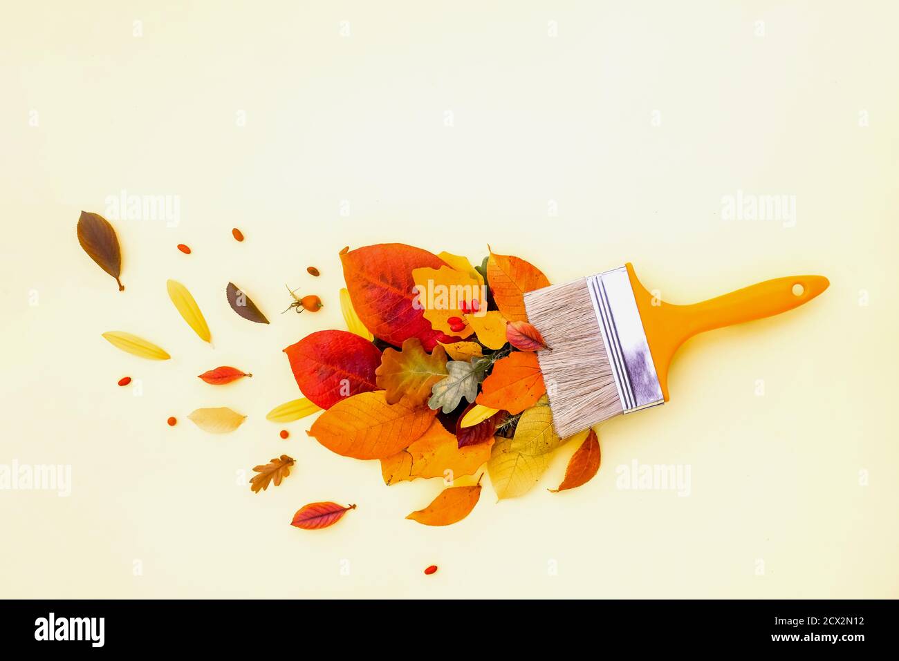 Pinselfarbe mit bunten Herbstblättern, kreatives Herbstkonzept, Blattfall Stockfoto