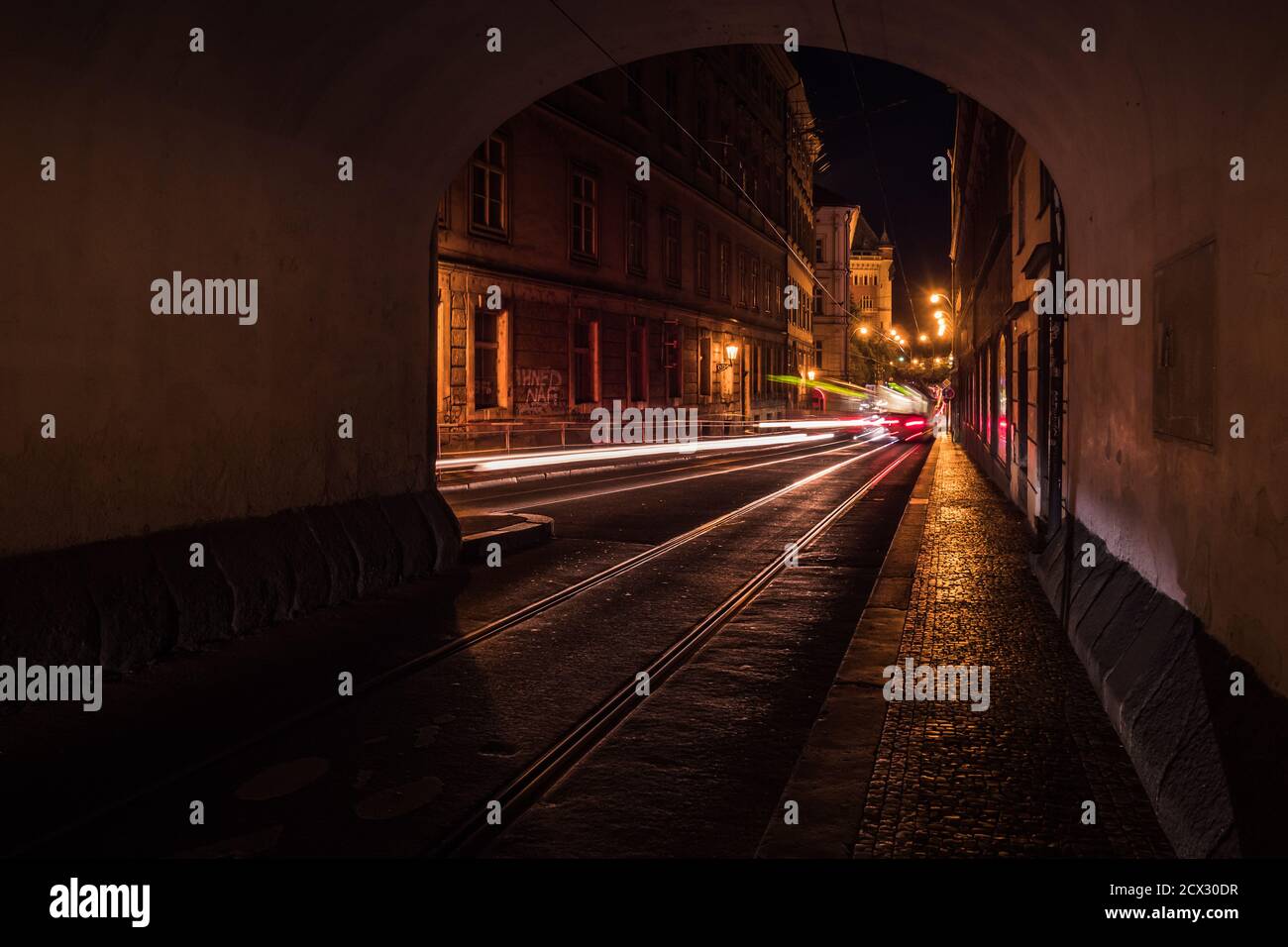 Smetanovo Nabrezi Passage in Prag bei Nacht mit leichten Streifen Und Reflexionen auf dem Kopfsteinpflaster Stockfoto