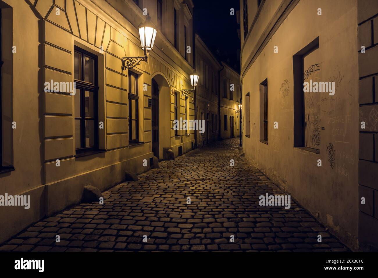 Retezova Straße in Prag bei Nacht, eine geheimnisvolle, gespenstische, gruselige, dunkle Kopfsteinpflaster Allee Stockfoto