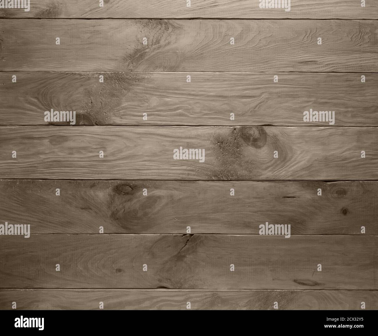 Leerer handgemachter Hintergrund aus natürlichen Holzplanken in warmen Grautönen getönt. Oberfläche hat strukturierte Kratzer, Flecken und Flecken. Horizontal Stockfoto