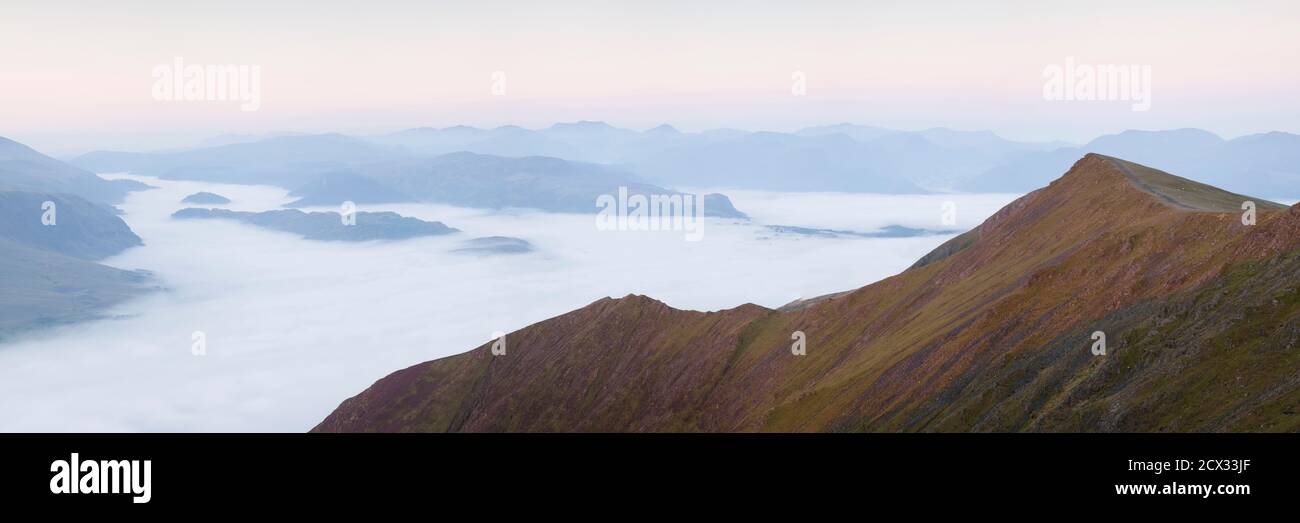 Ein nebeliges Panorama bei Sonnenaufgang über dem Gategill fiel, vom Gipfel Blencathras aus gesehen, im englischen Seengebiet Stockfoto