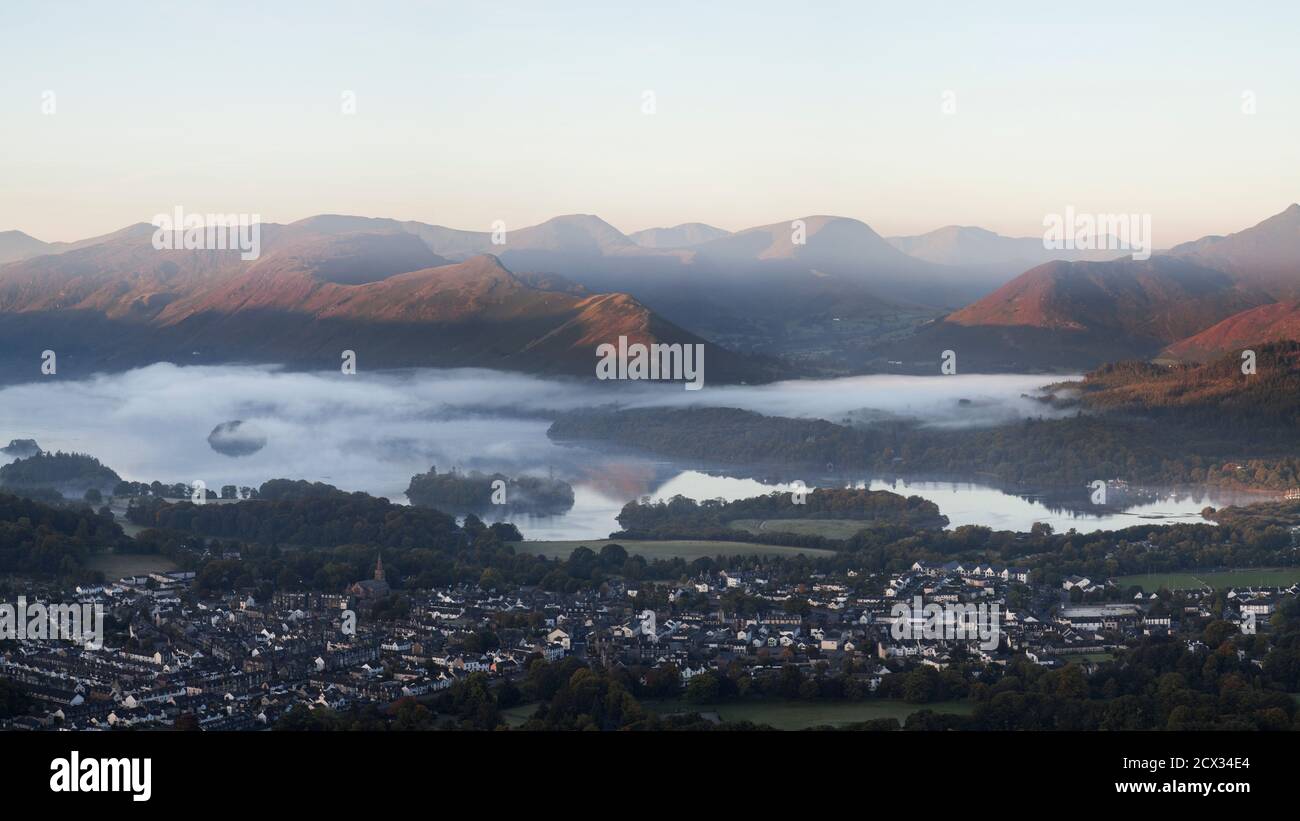 Panoramablick auf Keswick und Derwent Wasser aus der Nähe des Gipfels von Latrigg, Lake District, Großbritannien Stockfoto