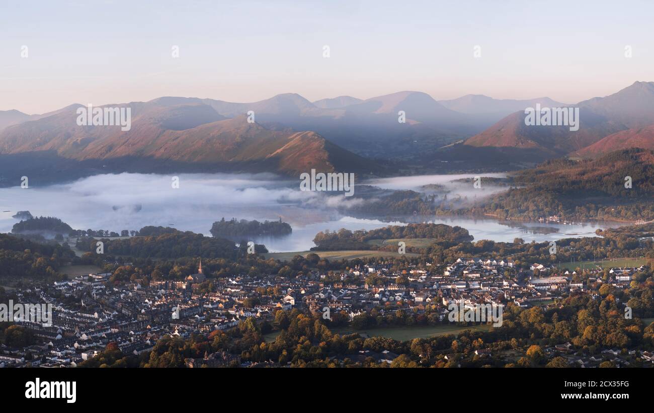 Panoramablick auf Keswick und Derwent Wasser aus der Nähe des Gipfels von Latrigg, Lake District, Großbritannien Stockfoto