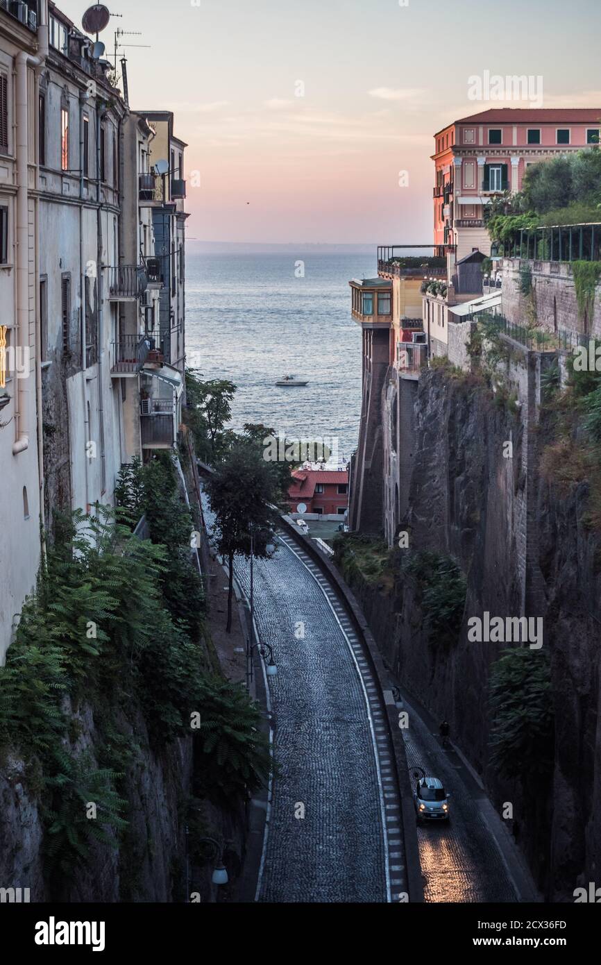 Via Luigi de Maio Straße in Sorrent auf dem Sorrentine Küste am Abend zwischen den Klippen mit Blick auf Das Meer Stockfoto