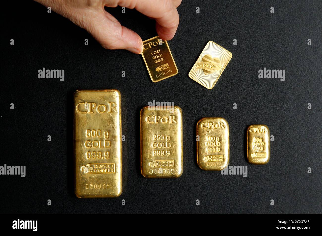 Eine Unze Gramm Gold bar (Top R) Fashion Designers Gaultier ist mit  Goldbarren mit einem Gewicht von 1 Unze und 500 Gramm in einem Büro des  französischen Goldlieferant CPoR entwirft Unternehmen in