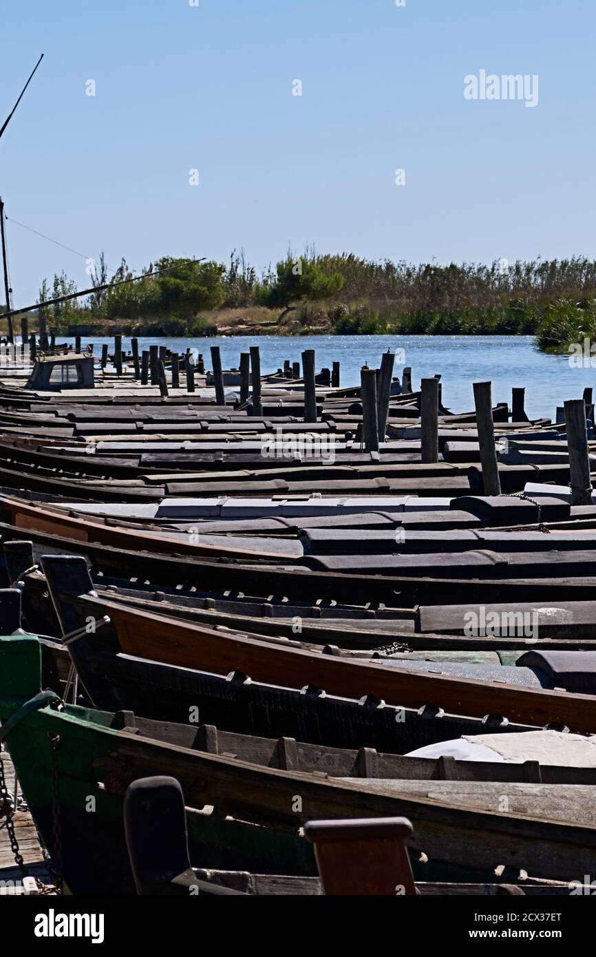 Set von kleinen Booten in einem Fischerhafen. see, blauer Himmel, Schilf, Holz Stockfoto