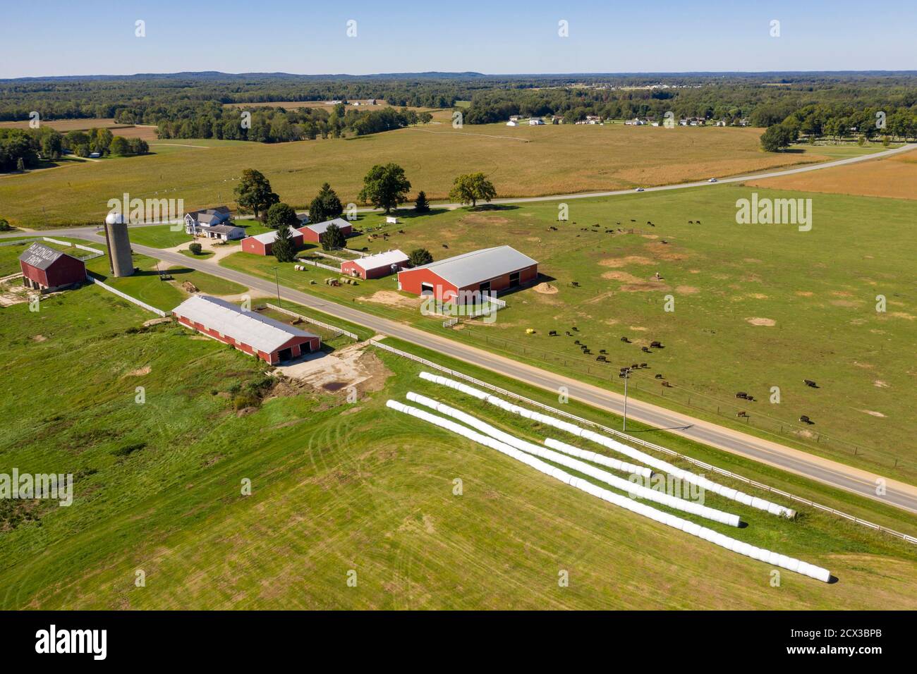 Middleville, Michigan - Hay, in Plastik verpackt, wird auf dem Boden auf John Seeber's West Michigan Rinderfarm gelagert. Das Silo des Betriebs wird nicht mehr genutzt Stockfoto