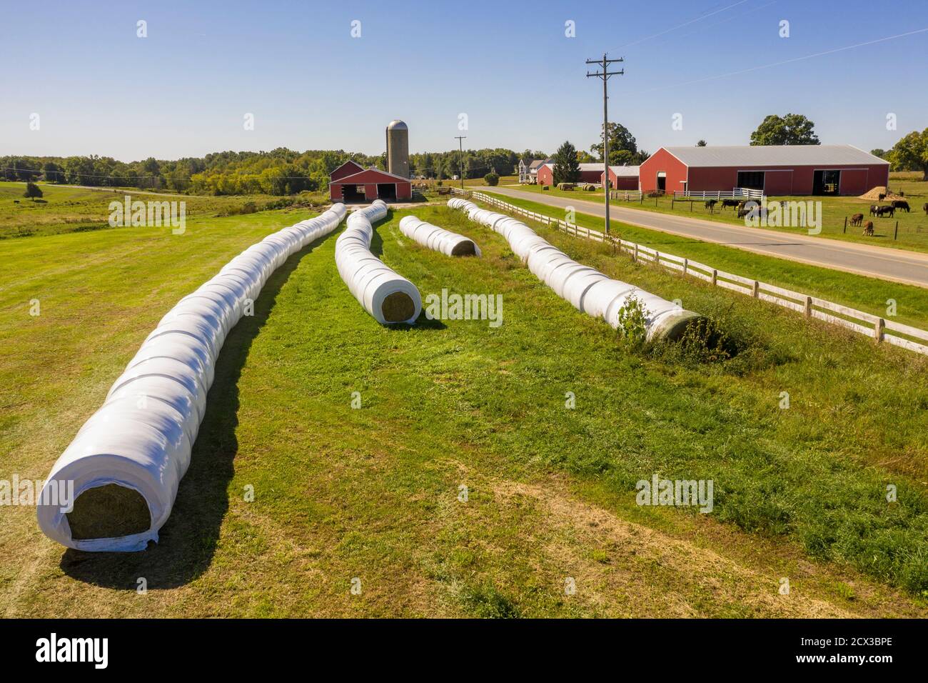 Middleville, Michigan - Hay, in Plastik verpackt, wird auf dem Boden auf John Seeber's West Michigan Rinderfarm gelagert. Das Silo des Betriebs wird nicht mehr genutzt Stockfoto