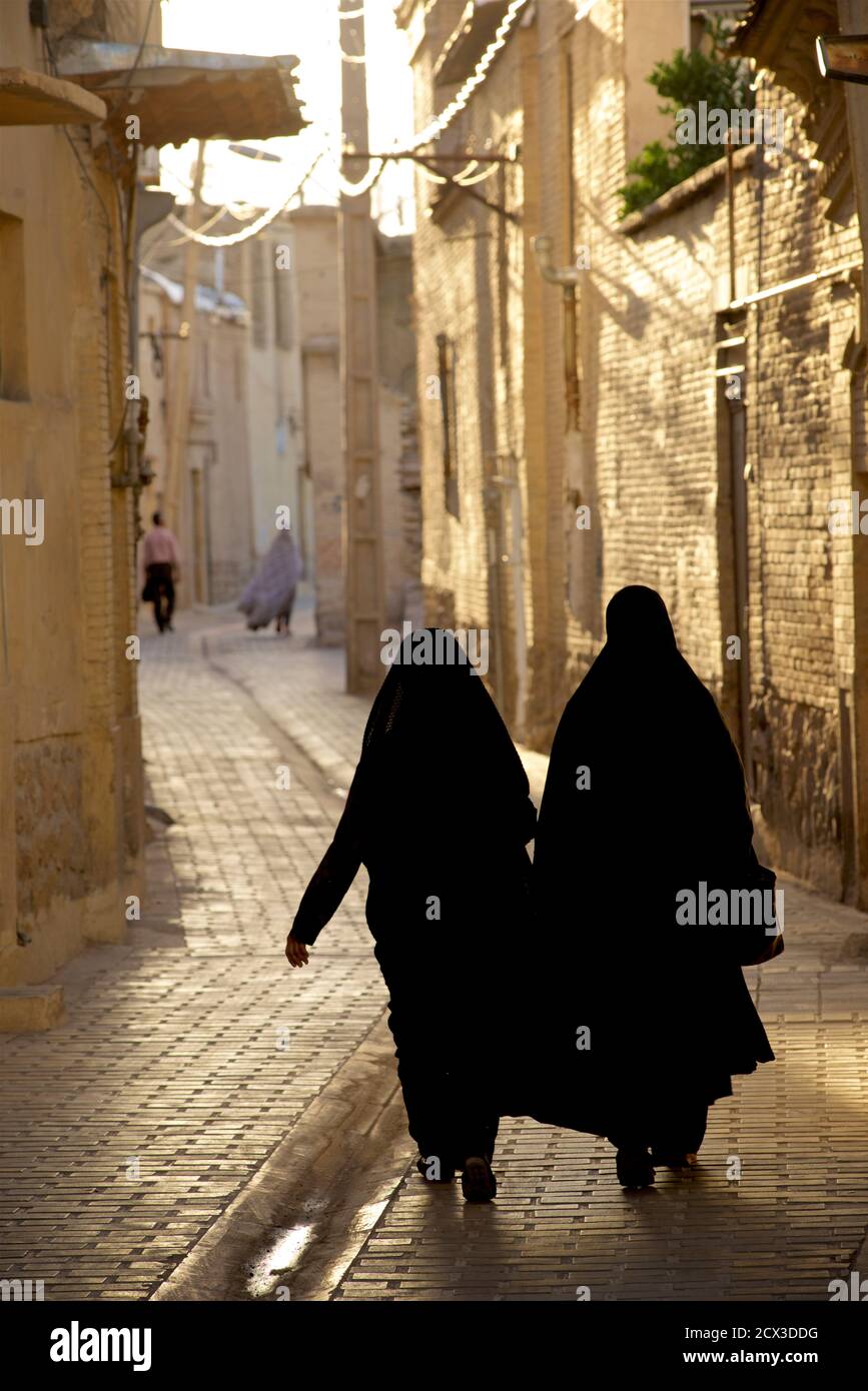 Iranische Frauen in schwarzem Tschador in Shiraz, Iran. Stockfoto