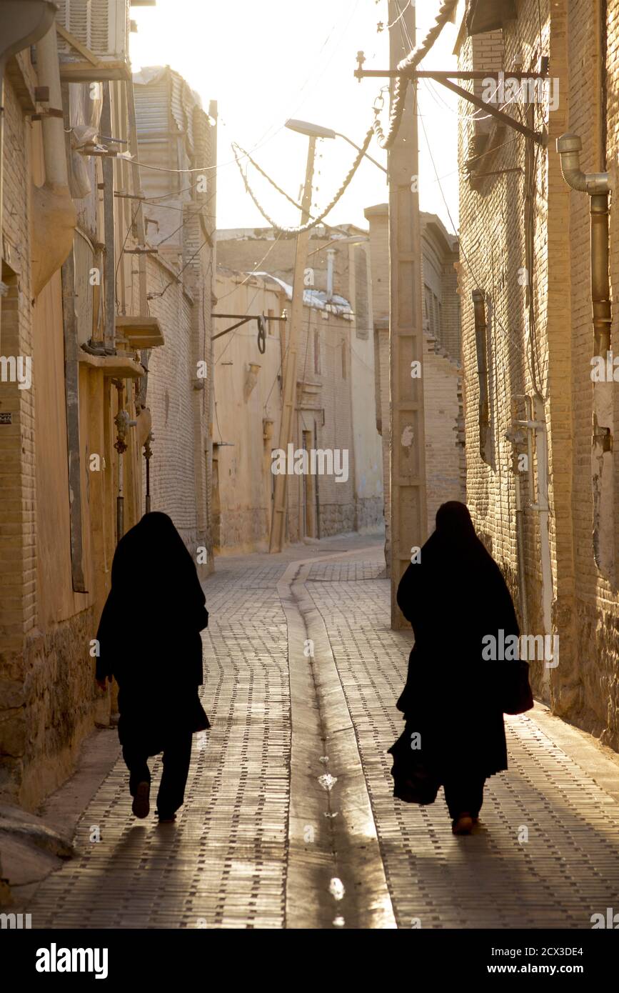 Iranische Frauen in schwarzem Tschador in Shiraz, Iran. Stockfoto