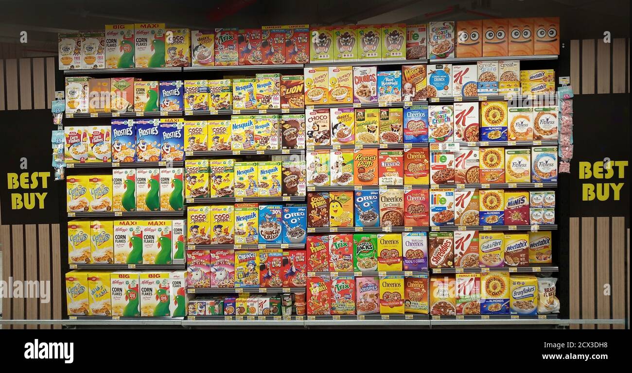 Auswahl an Frühstückscerealien im Supermarkt. Stockfoto