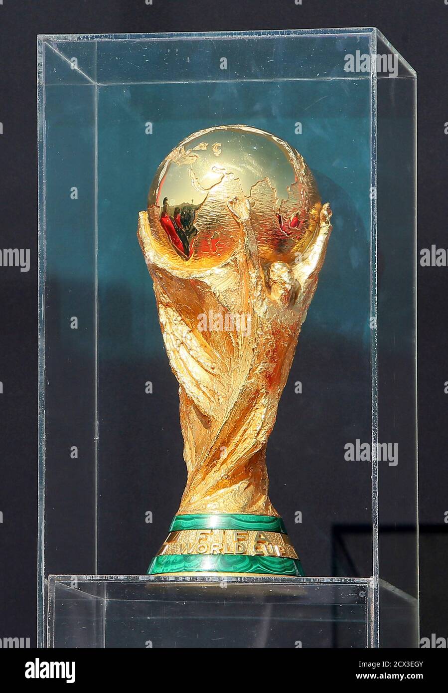 FIFA WM-Pokal sitzt auf dem Display nach seiner Ankunft auf Tour in Doha, 12. Dezember 2013.  REUTERS/Fadi Al-Assaad (QATAR - Tags: SPORT-Fußball-WM) Stockfoto