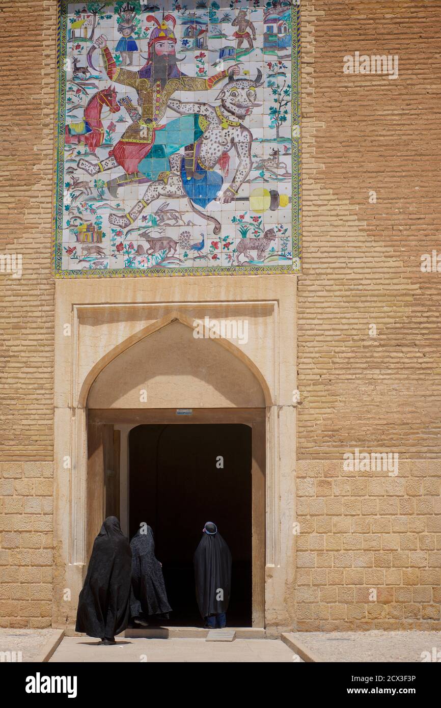 Iranische Frauen in muslimischer Kleidung, Zitadelle von Karim Khan, Shiraz, Iran. ARG-e Karim Khan Stockfoto