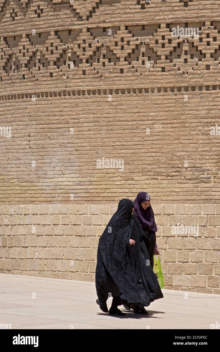 Iranische Frauen in muslimischer Kleidung, Zitadelle von Karim Khan, Shiraz, Iran. ARG-e Karim Khan Stockfoto