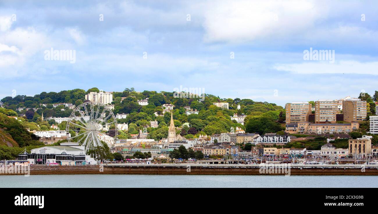 Torquay, Großbritannien, 2017. Panoramablick auf Torquay Promenade in South Devon ist es ein beliebtes Touristenziel vor allem in den Sommermonaten Stockfoto