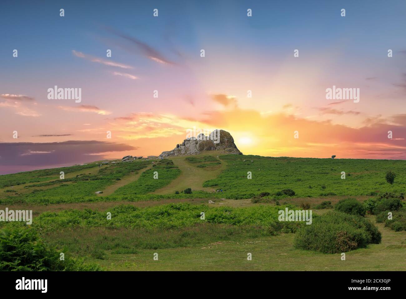 Haytor in Dartmoor mit einem wunderschönen Orange und Pink Sunrise Himmel Stockfoto