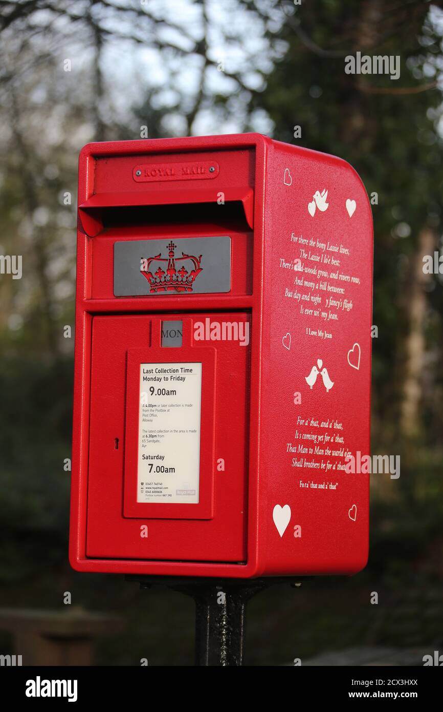 Alloway.Ayrshire, Schottland, Briefkasten dekoriert und gemalt für Valentines Day 2019 zu Ehren des Valentinstag, Briefkästen im ganzen Land wurden eine Verjüngungskur gegeben, mit den Worten einiger der großen Romantiker der Geschichte. Ausgewählte Passagen aus dem Werk der Dichter John Keats, Robert Burns und Anna Seward, Neben dem Romancier Thomas Hardy wurden vier Briefkästen an den Orten hinzugefügt, die mit den Schriftstellern verbunden sind, wo sie einen Monat bleiben werden.Diese Briefkasten in Alloway, Ayrshire hatte Verse aus dem schottischen National Bard, Robert Burns, gegenüber Alloway Auld Kirk Stockfoto