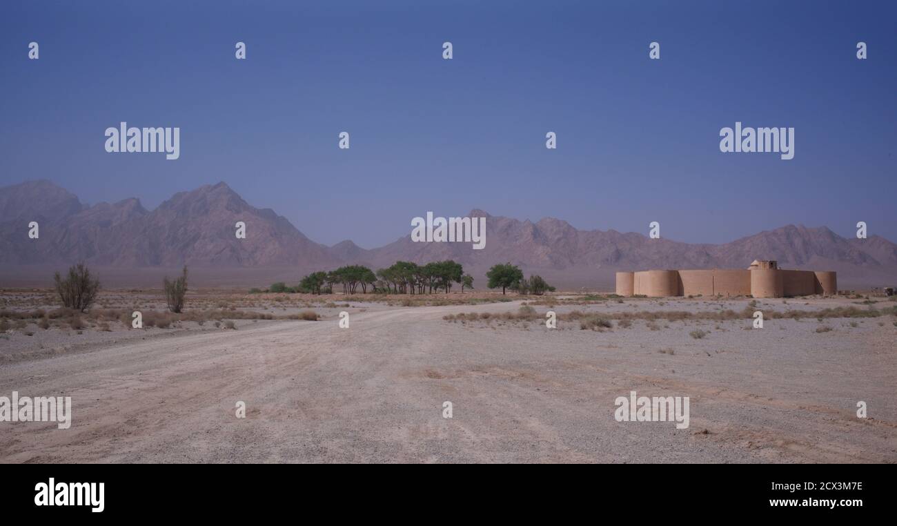 Der Zein-o-DIN Caravanserai befindet sich in Zein-o-din an der Yazd-Kerman Straße, Iran. Die Karawanserei stammt aus dem 16. Jahrhundert und liegt an der alten Seidenstraße. Es ist eines von 999 solcher Gasthäuser, die während der Herrschaft von Schah Abbas I gebaut wurden, um Einrichtungen für Reisende zur Verfügung zu stellen. Von diesen ist Zeinodin eine von zwei Karawansereien mit runden Türmen gebaut. Nach der Renovierung wurde es als Gasthaus betrieben Stockfoto