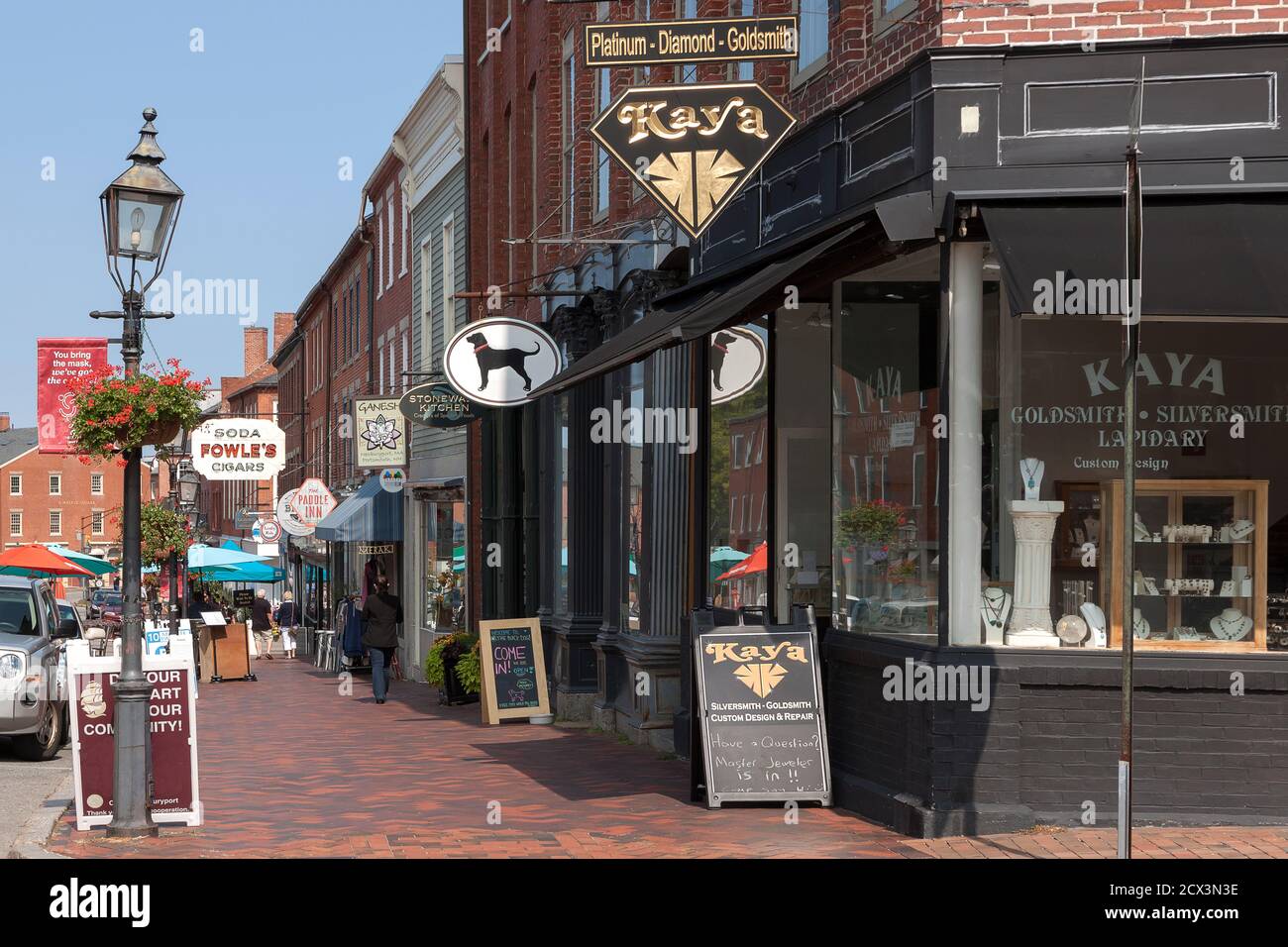 Viele Geschäfte und Geschäfte entlang der State Street im historischen Newburyport, Massachusetts. Stockfoto