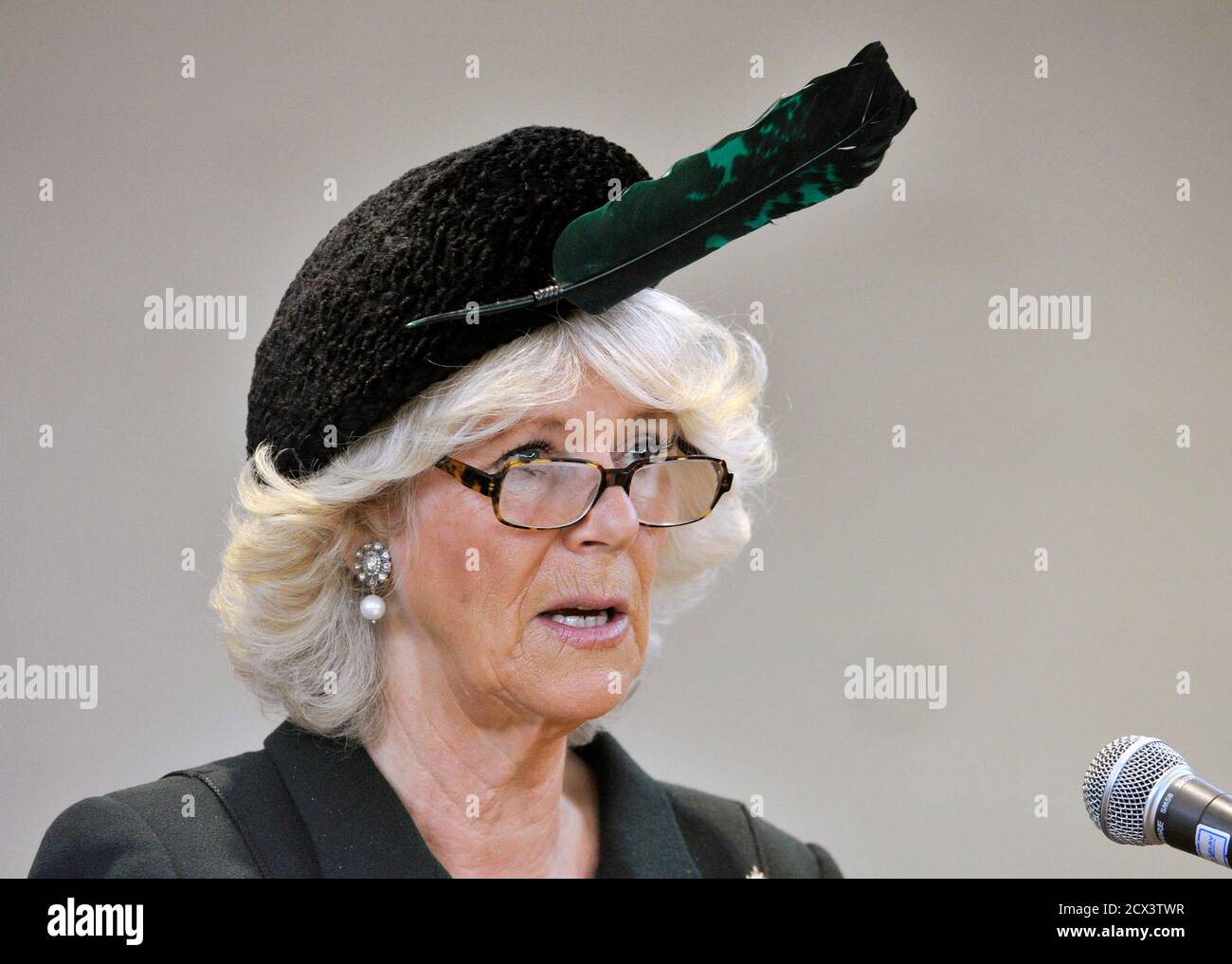 Camilla, Herzogin von Cornwall, spricht bei ihrem ersten Besuch als der neue Oberst-in-Chief, eigene Gewehre der Königin bei Moss Park Zeughaus in Toronto 22. Mai 2012. Der Prince Of Wales und seine Frau sind auf eine dreitägige königliche Tour durch Kanada im Rahmen von Veranstaltungen, die der Königin Diamond Jubilee markieren. REUTERS / Mike Cassese (Kanada - Tags: Politik ROYALS Kopfschuss) Stockfoto