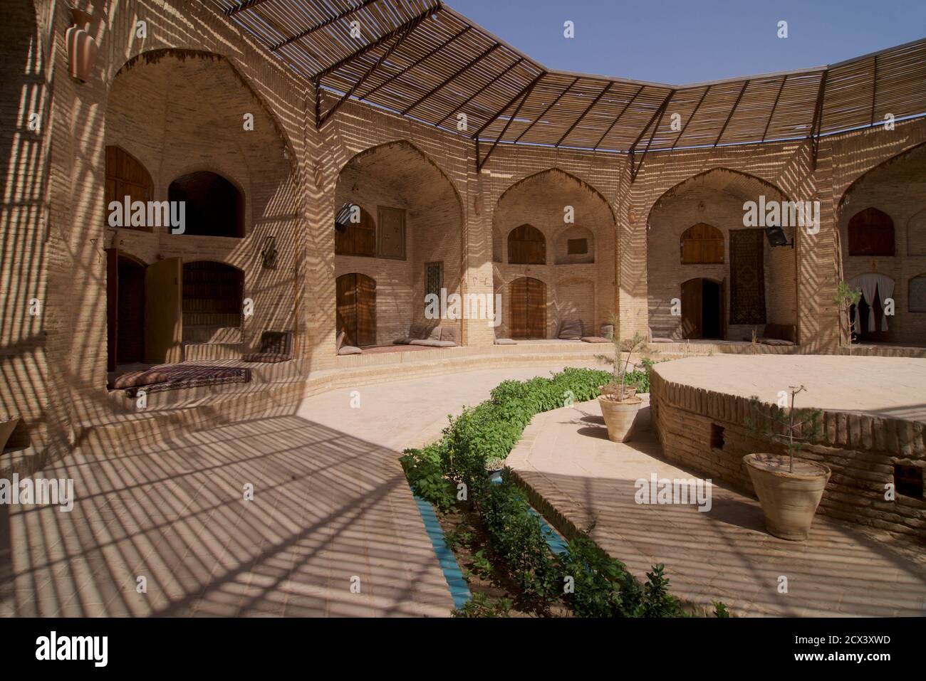 Der Zein-o-DIN Caravanserai befindet sich in Zein-o-din an der Yazd-Kerman Straße, Iran. Die Karawanserei stammt aus dem 16. Jahrhundert und liegt an der alten Seidenstraße. Es ist eines von 999 solcher Gasthäuser, die während der Herrschaft von Schah Abbas I gebaut wurden, um Einrichtungen für Reisende zur Verfügung zu stellen. Von diesen ist Zeinodin eine von zwei Karawansereien mit runden Türmen gebaut. Nach der Renovierung wurde es als Gasthaus betrieben Stockfoto