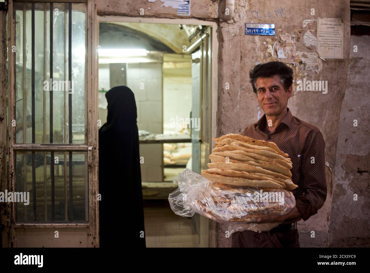 Lokaler Brotverkäufer im Bazar, Yazd, Iran Stockfoto