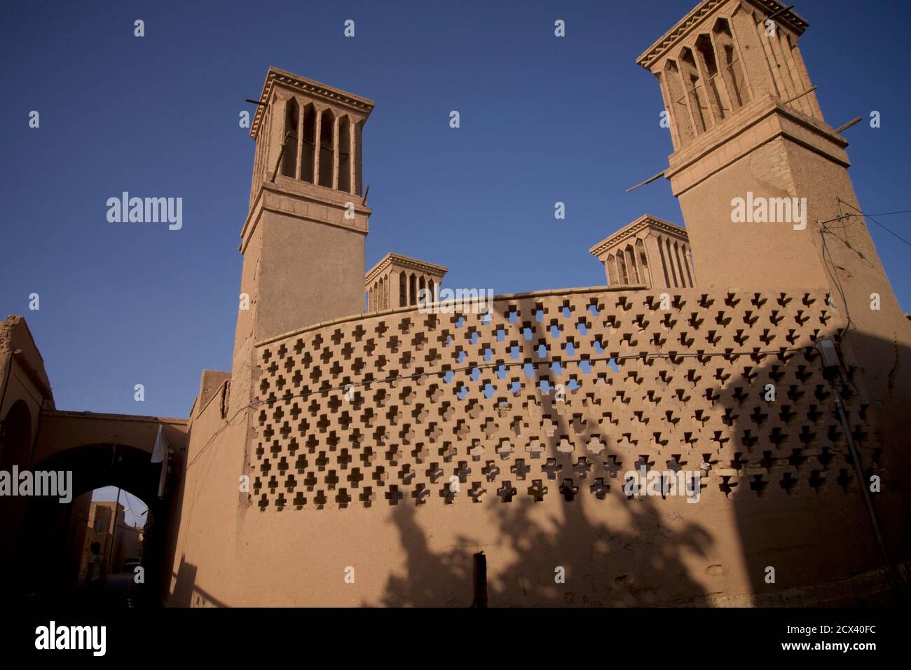 Windtürme oder Windfänger. Ein traditionelles persisches architektonisches Element, um natürliche Lüftung in Gebäuden zu schaffen. Yazd, Iran Stockfoto