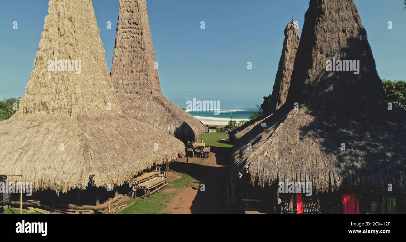 Nahaufnahme traditionelle Dorfhäuser Dächer in der grünen Landschaft von Sumba Island. Erstaunliche lange Tradition Siedlung auf grünem Gras Tal von Indonesien, Asien. Weiches Licht wie im Kino Stockfoto