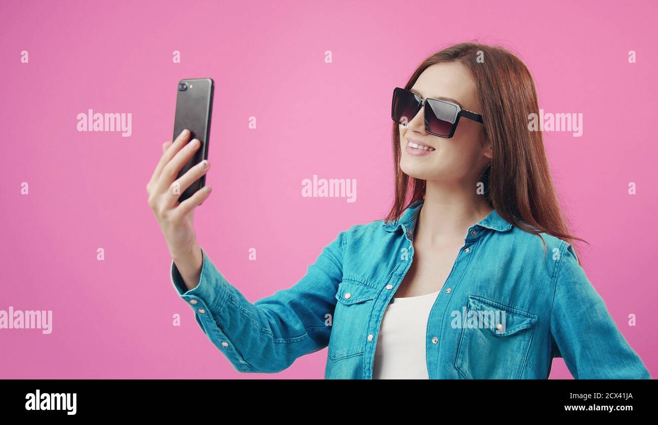 Mode Schönheit nehmen Selfie isoliert Stockfoto