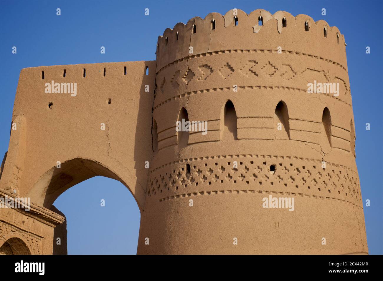 Adobe-Architektur, Yazd, Iran. Kunstvoller Turm in der Altstadt von Yazd, Iran Stockfoto